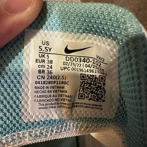 Youth Nike Kyrie Flytrap 5 “1 World 1 People” (5.5) - Picture 7 of 7